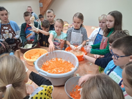 Warsztaty kiszenia kapusty w klasie trzeciej