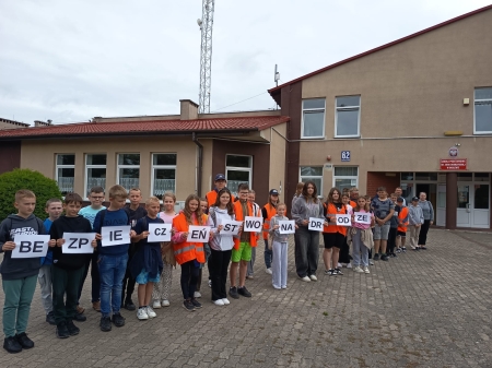 Wycieczka piesza uczniów klas IV i VI SP w Okalewie do szkółki leśnej.