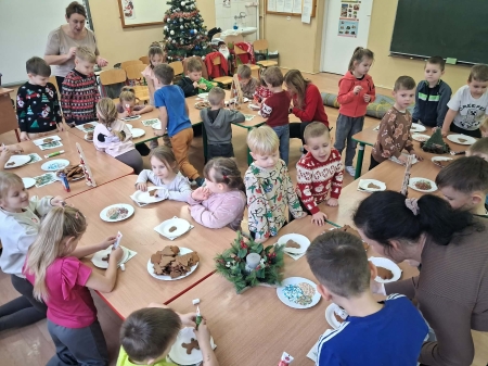 Świąteczne ozdabianie pierników w oddziałach przedszkolnych