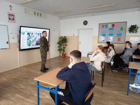 „Edukacja z wojskiem” – spotkanie uczniów z przedstawicielami WCR w Brodnicy